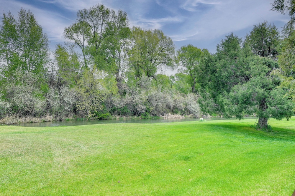 11 Mi to Bear World: Riverfront Getaway in Rigby