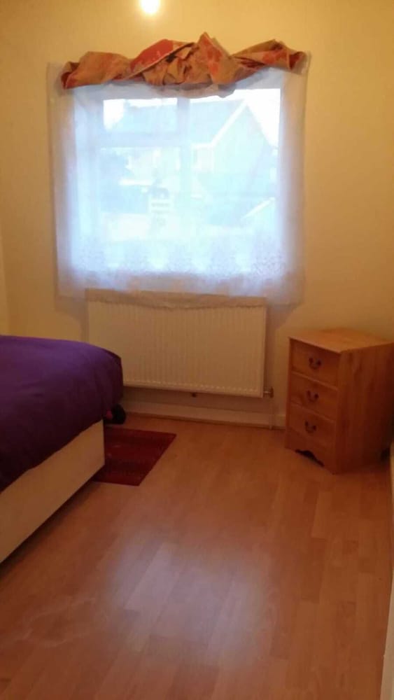 Semi-rural House - Sleeps 3 - Pet- Parking- Garden view 5