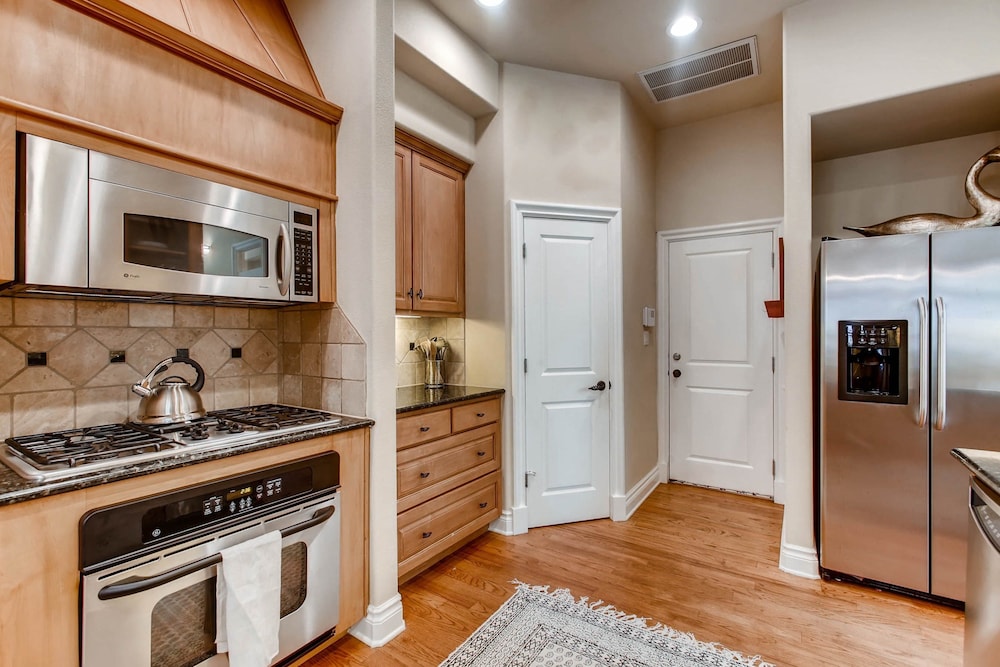 Luxury 4 Bedroom Home in Central Austin