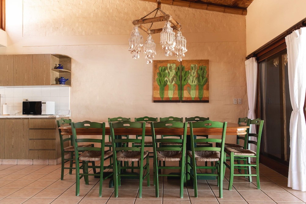 w Stylish 5BR House in Mancora