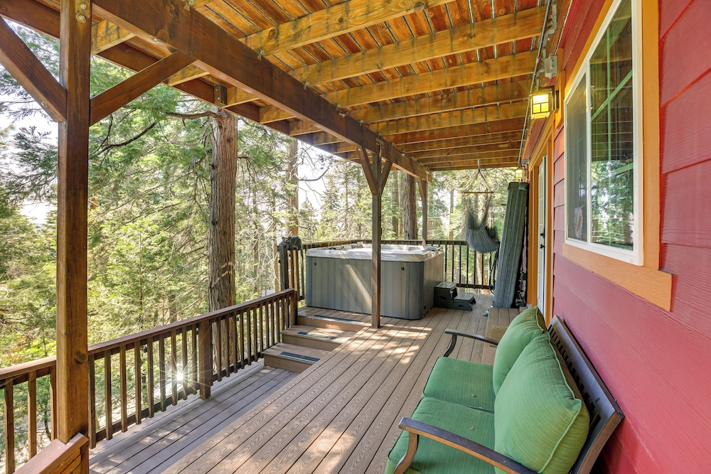 3 Mi to Lake Arrowhead Village: Dog-friendly Cabin