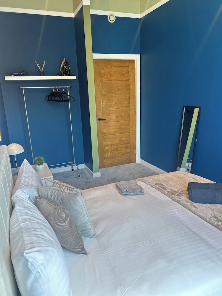 Modern City Blue Apartment Next To The AO Arena Free Parking