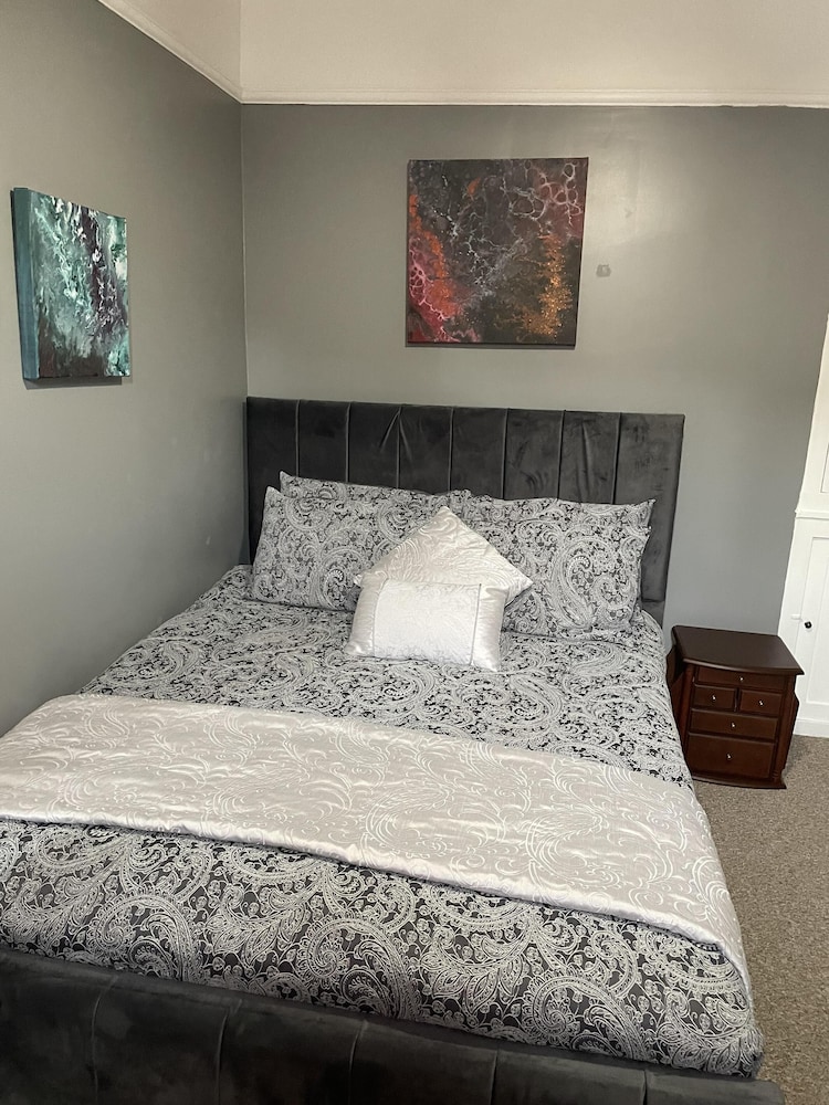 Traditional Elegant Spacious English Home, 4bdr