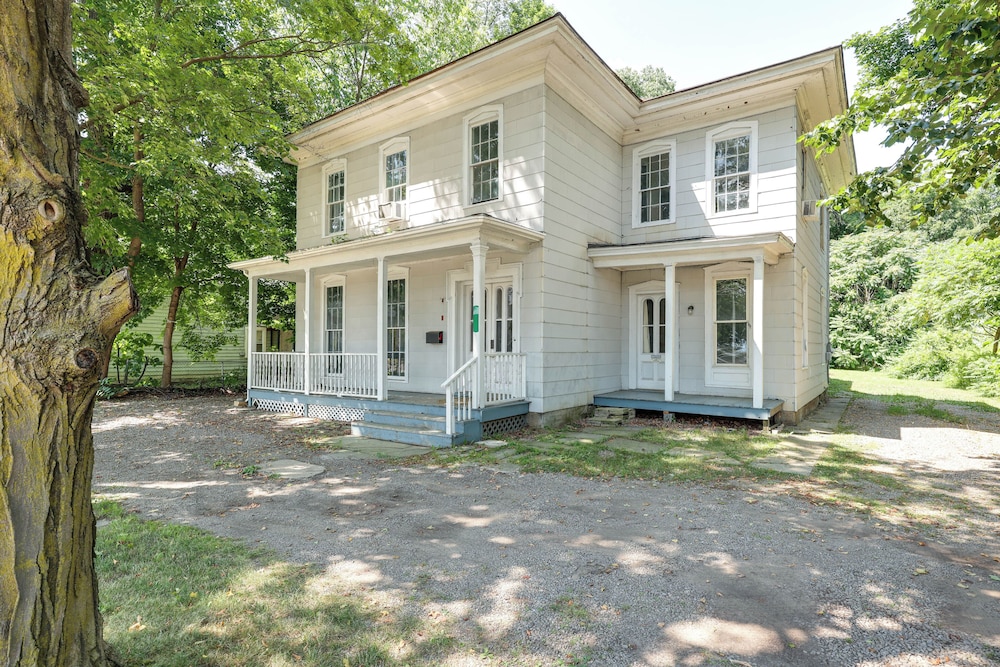 Walk to Town: Bath Apt Near Keuka Lake Wine Trail