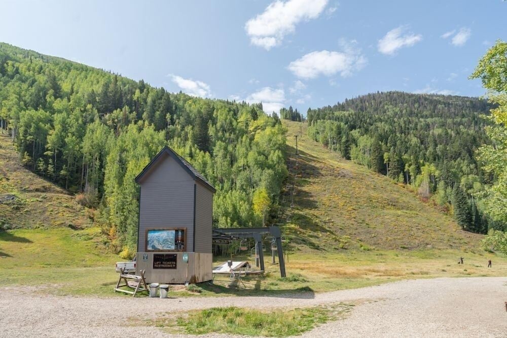 Ski In/out Lift 7! Deck, Hot Tub, Garage Parking 2 Bedroom Condo by RedAwning view 3