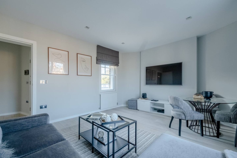 Modern and Luxurious 2 Bedroom Flat - Barons Court