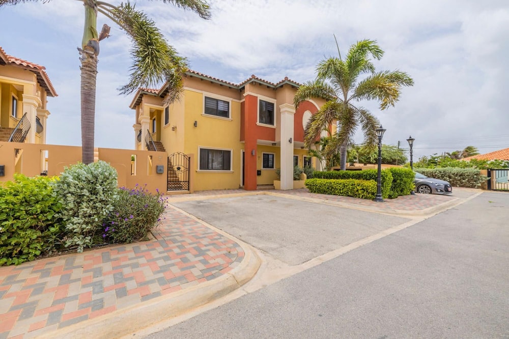 2br2ba Townhome With Pools GYM Gold Coast