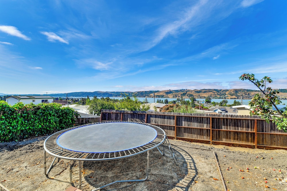 1 Mi to Downtown Benicia: Scenic Cliffside Escape