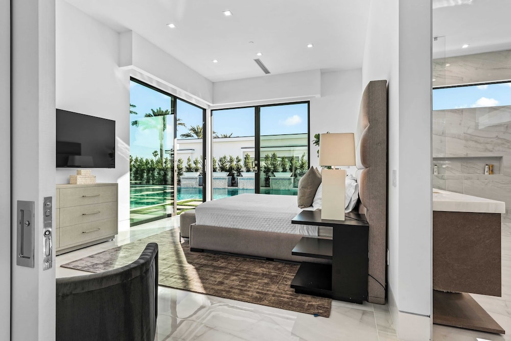 Exclusive Indio Villa Pool, Hot Tub, Putting Green Sleeps 18 Bravo #6