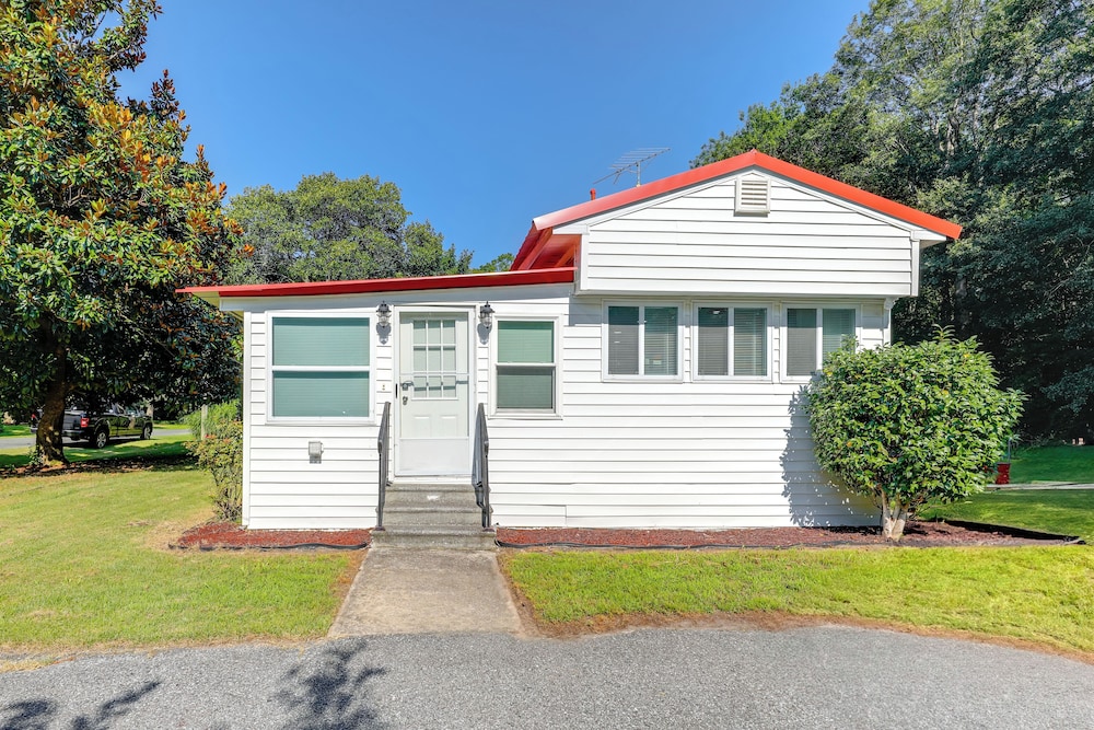12 Mi to Dtwn Lewes & Beach: Delaware Home w/ Deck