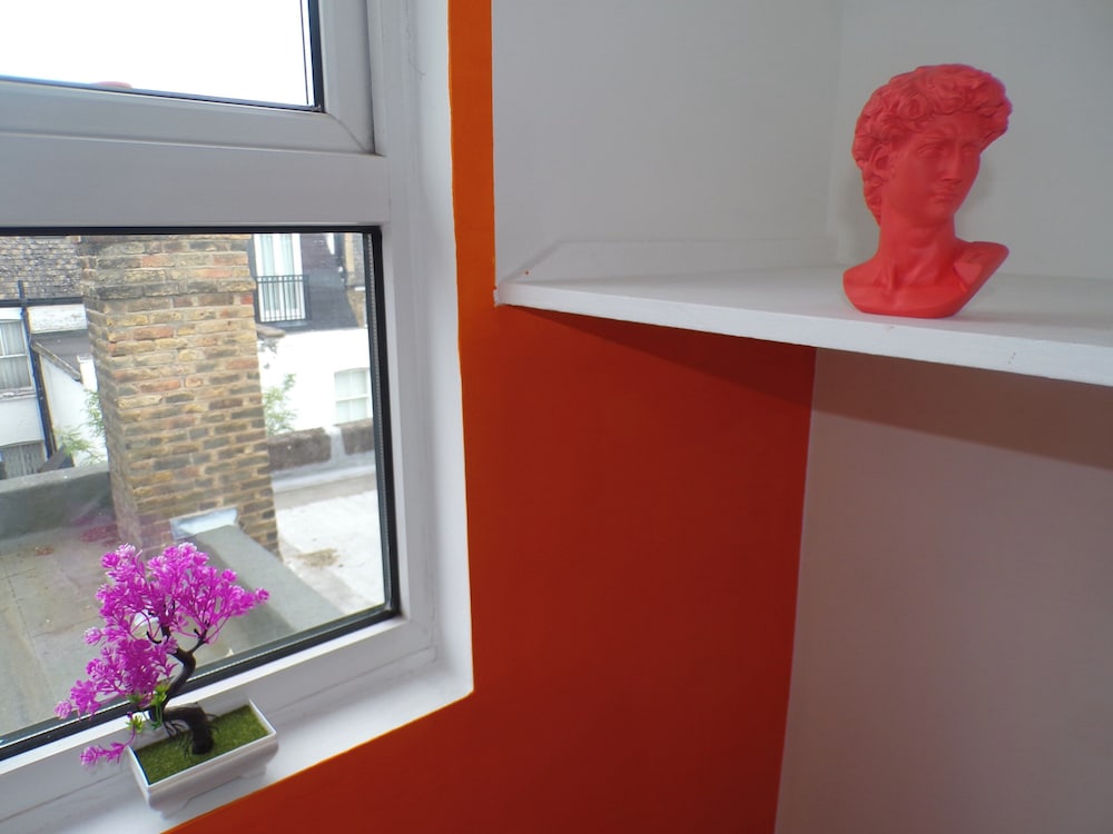 The Orange Housesleeps8-parking-pets&familyok-ac