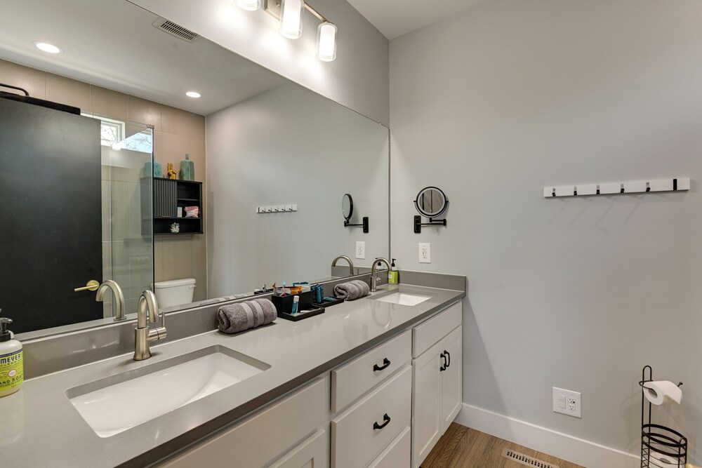 Skyline Views: Nashville Townhome 3 Mi to Broadway