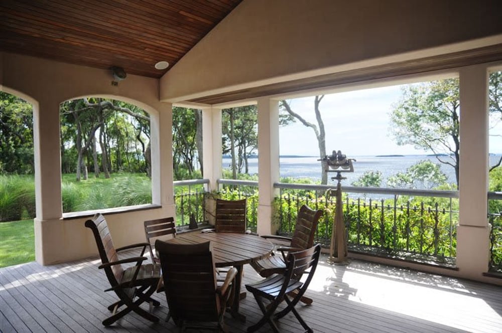 Bluffside Cove by Rove Beachfront w Pool Sauna