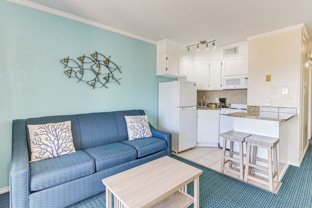 Steps to Babes Beach: Condo w/ Pool in Galveston