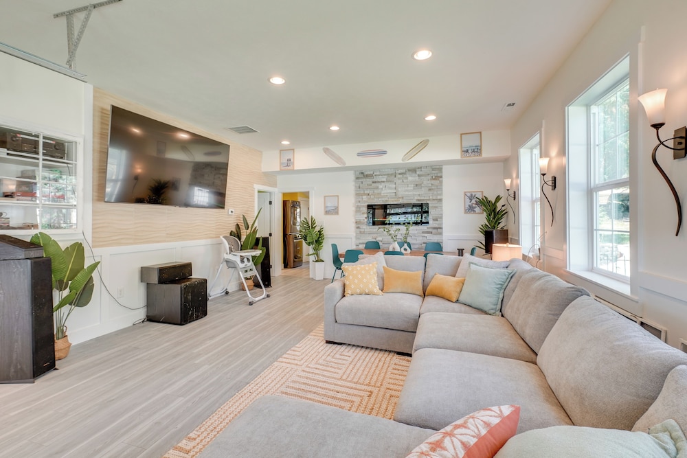 Waterfront Deck w/ Fire Pit: Lake Spokane Gem!