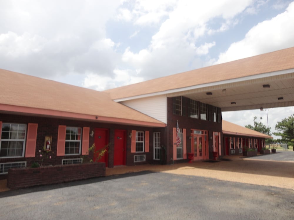 Royal Inn and Suites - Property Image 2