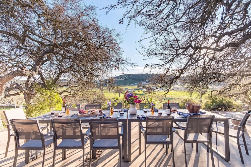 Cathedral by Avantstay Charming Secluded Estate w Sauna Pool Table Views of the Rolling Hills
