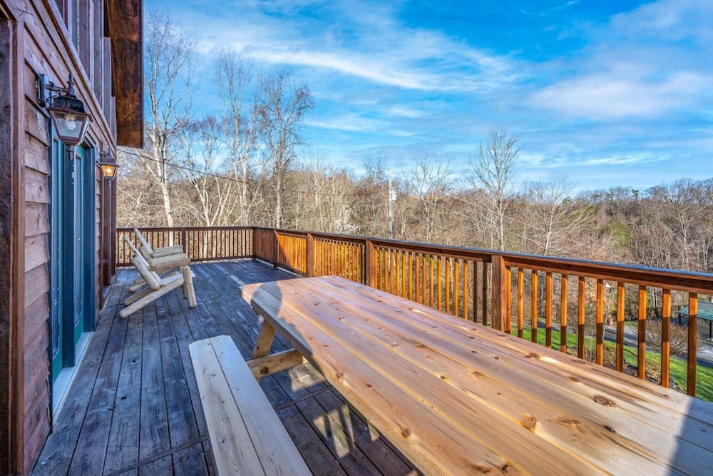 Dog Friendly Views Hot Tub Close to PF Gsmnp