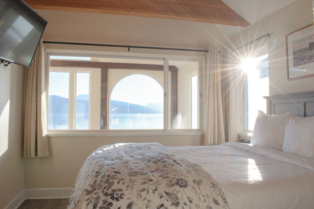 Lakeshore Lodges