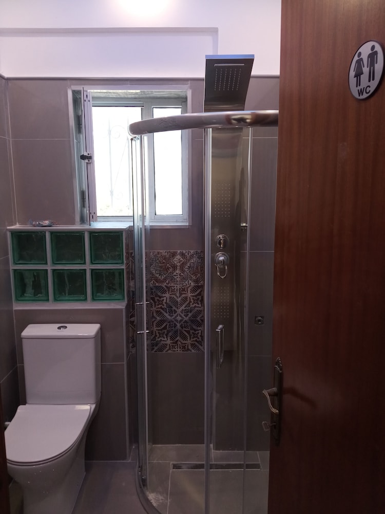 Agios Georgios - 2 Beds - Sleeps 5 - Free Parking view 3
