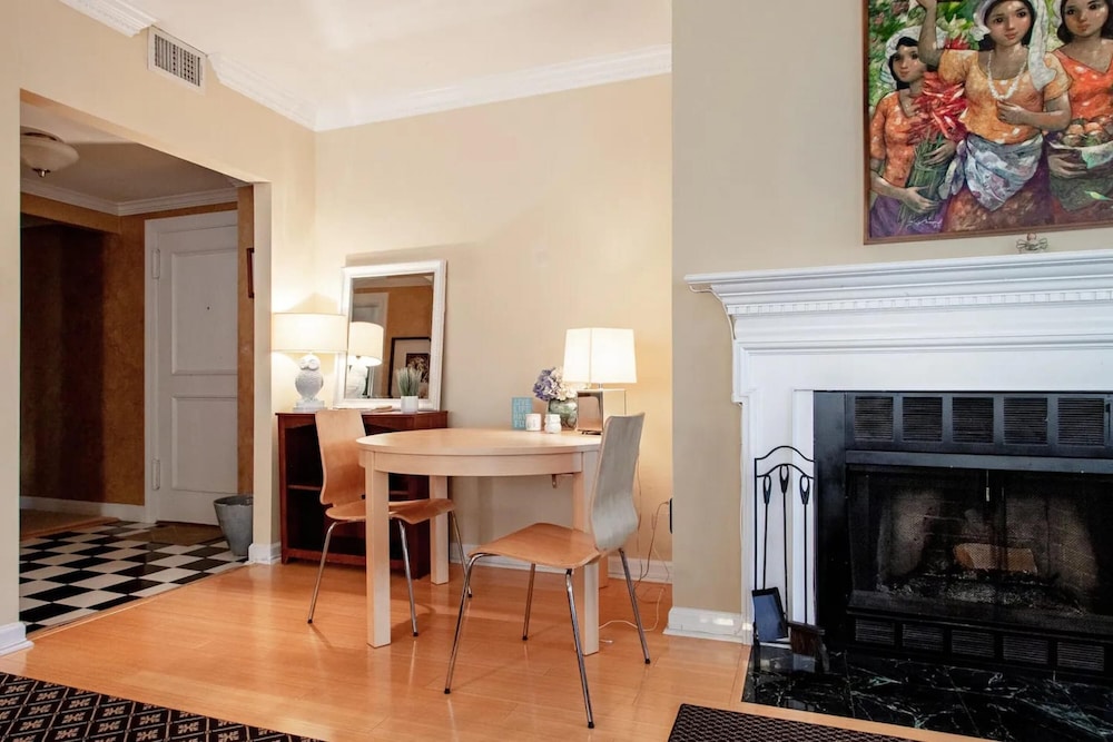 Gorgeous Rosslyn Penthouse w Views Free Parking Metro Subway, Photo 14