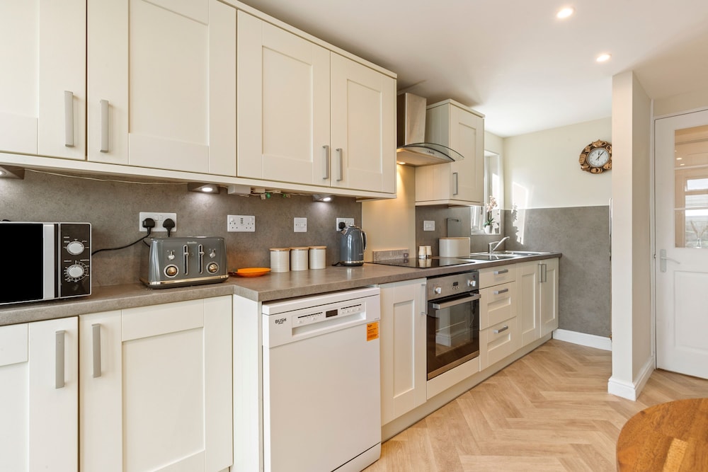 Gorse Cottage - Sea Views Village Centre