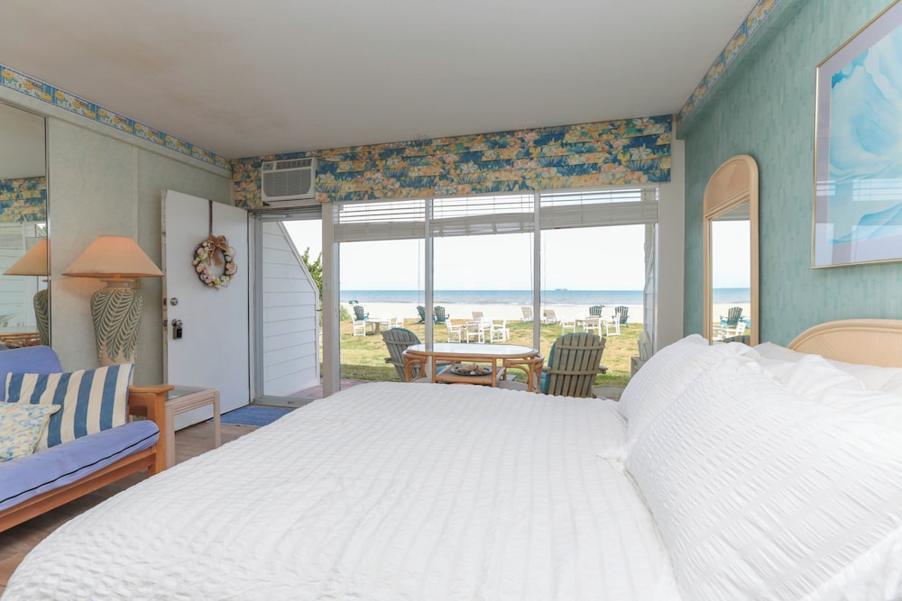 Exclusive Beach Access: VA Beach Studio Condo!