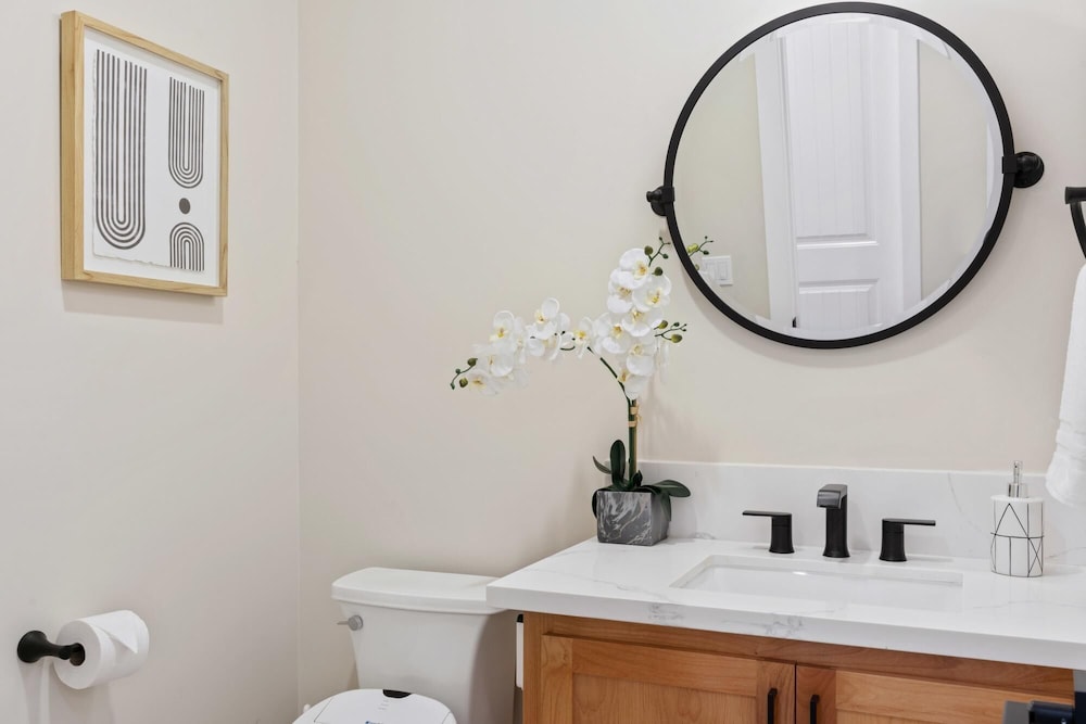 Luxury Retreat Home w Hot Tub - Property Image 54