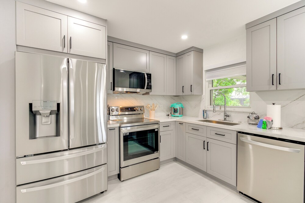 Swim, Golf & Explore: Pet-friendly Cape Coral Home