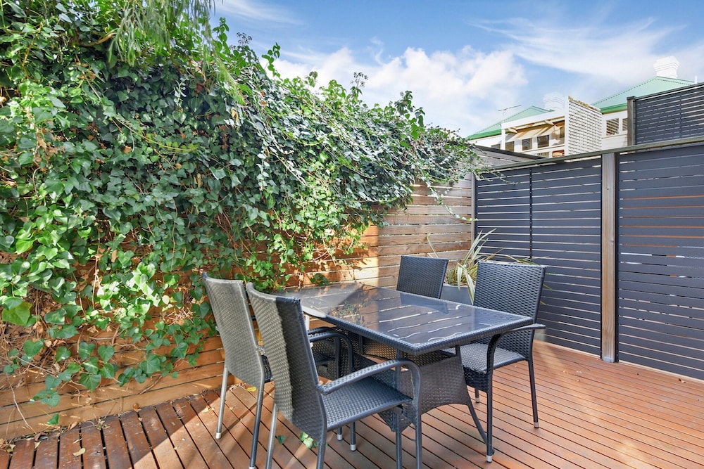 2-bed Townhouse Retreat in Sandy Bay With Parking