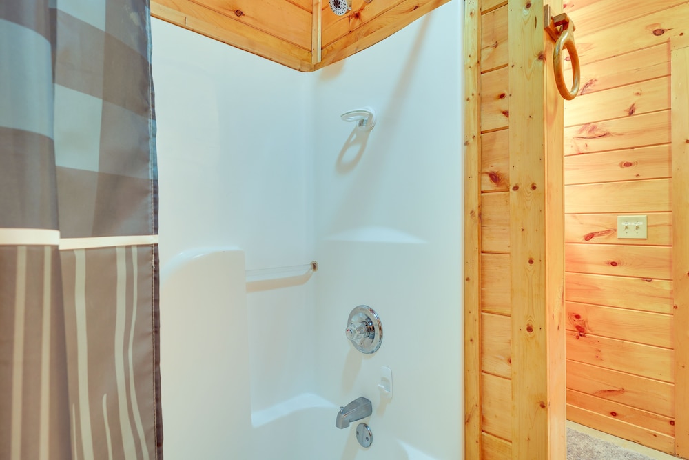 Hot Tub & Game Room: Blue Ridge Getaway