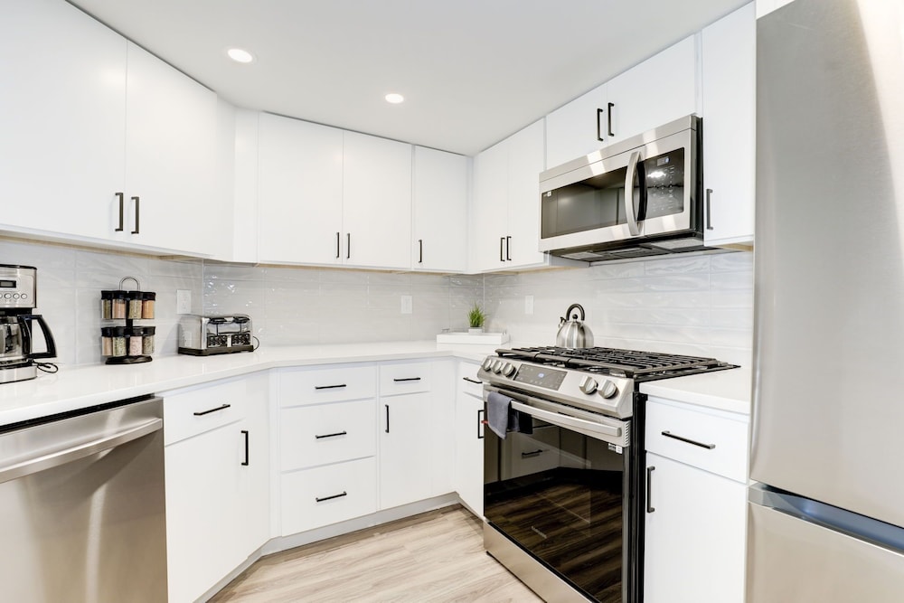 Elegant 2BR Apartment Minutes From DC