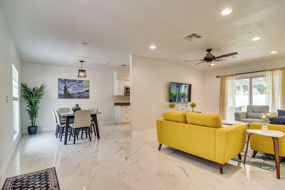 5 Mi to Beach: Tampa Retreat w/ Furnished Lanai!