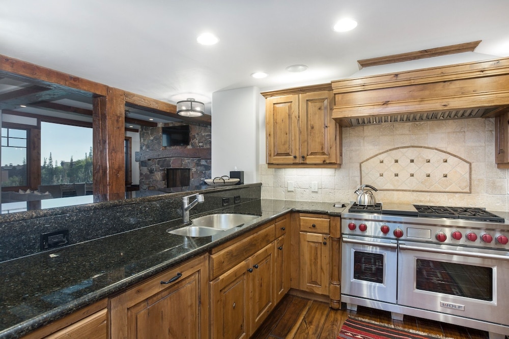 Grand Lodge - 3-Bedroom Deluxe #408 - Ski-in/out 3 Condo