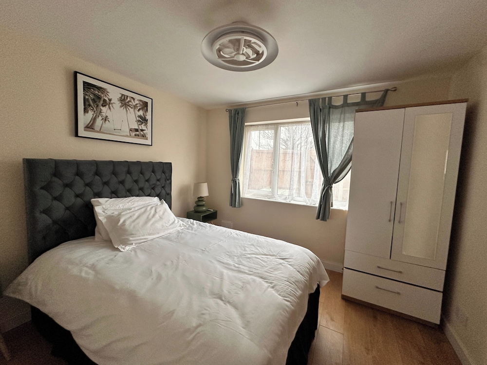 2 Bedroom Apartment-sleeps 6-parking-wifi