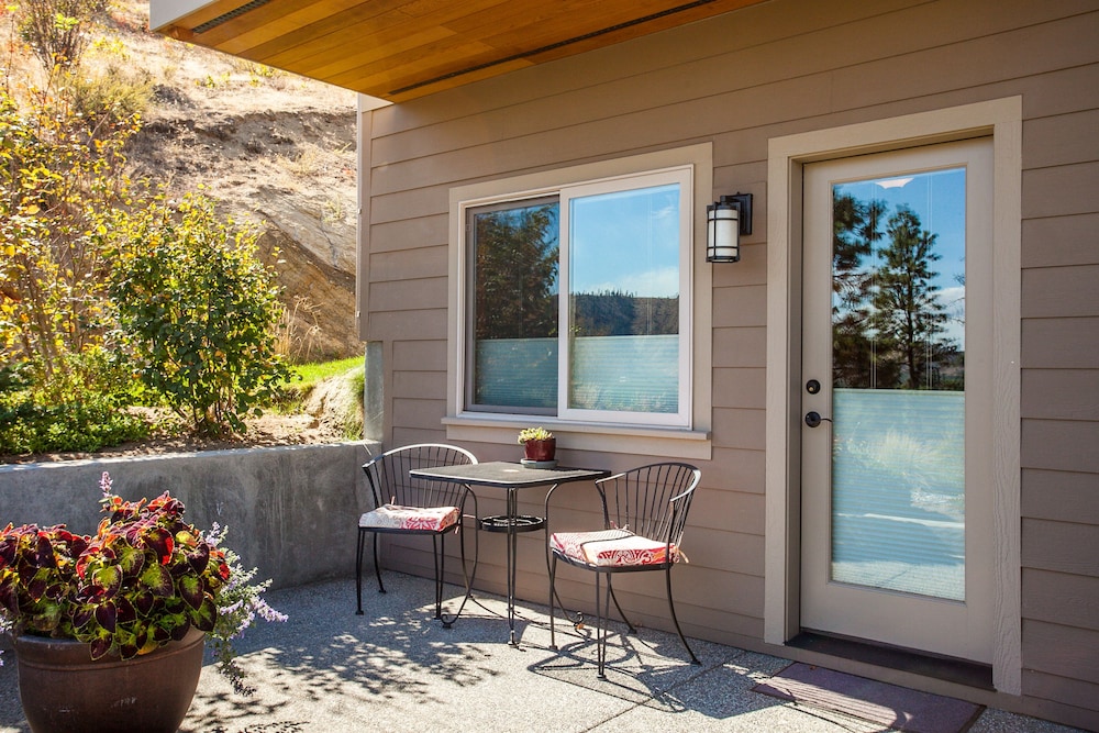 Cascade Valley Inn