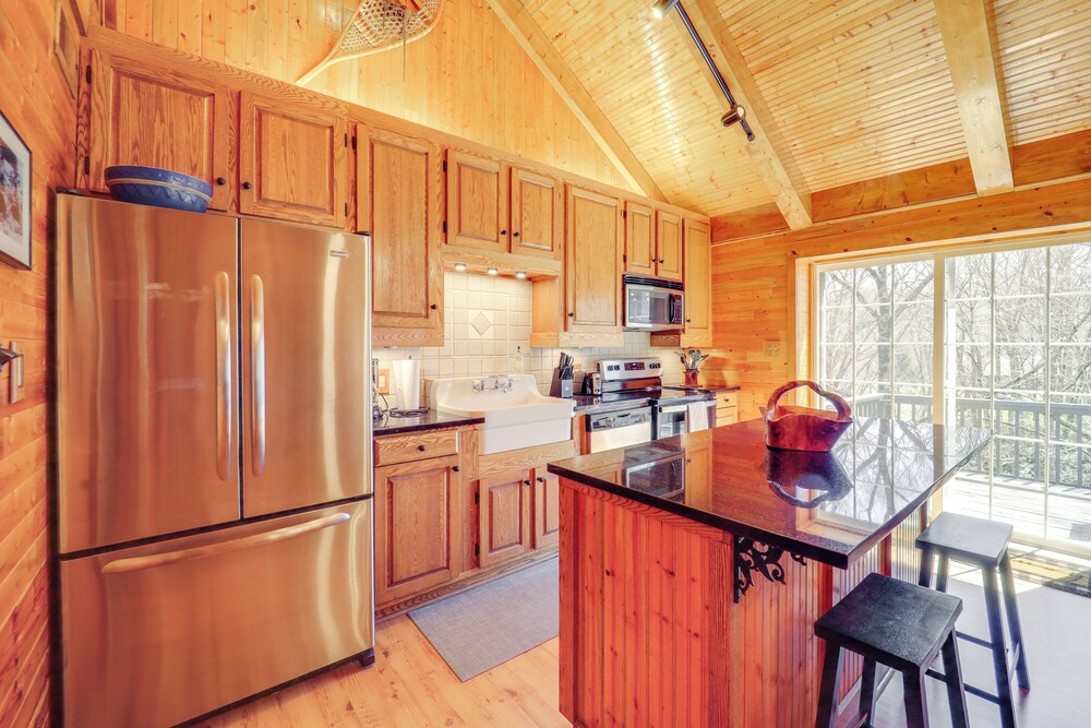 Walk to Ski Slopes: Sugar Mountain Unit w/ Balcony