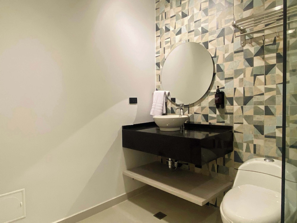 w Modern 3BR w AC Steps From Ciudad Amurallada