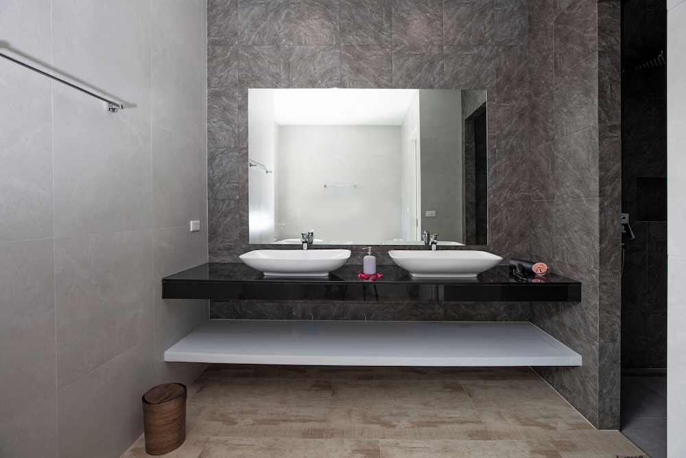 Modern 5 Bedrooms Pool Villa Curtis