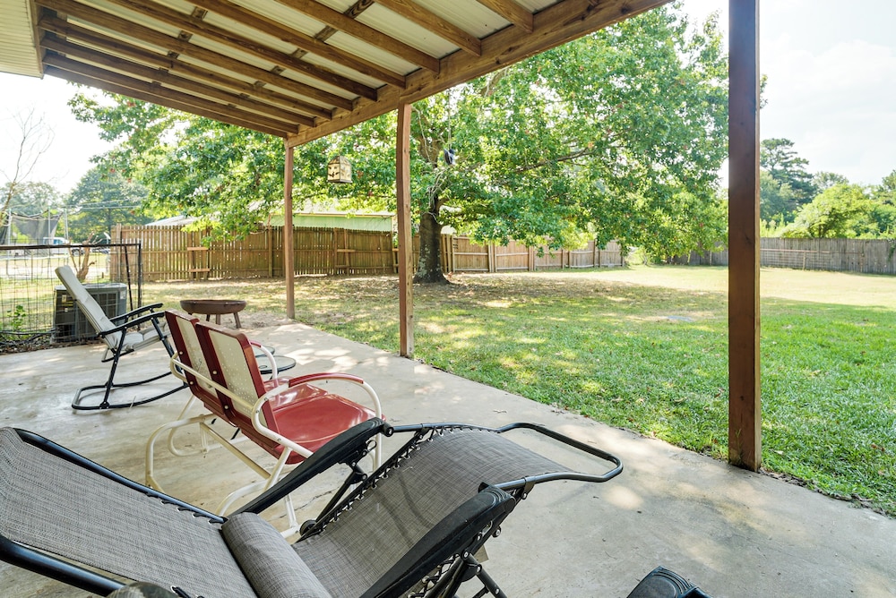 Screened Patio + Fire Pit: Peaceful Marshall Home