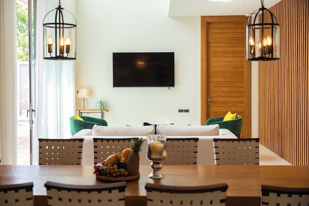 Teak 5BR Pool Villa Bang Tao + Airport Shuttle