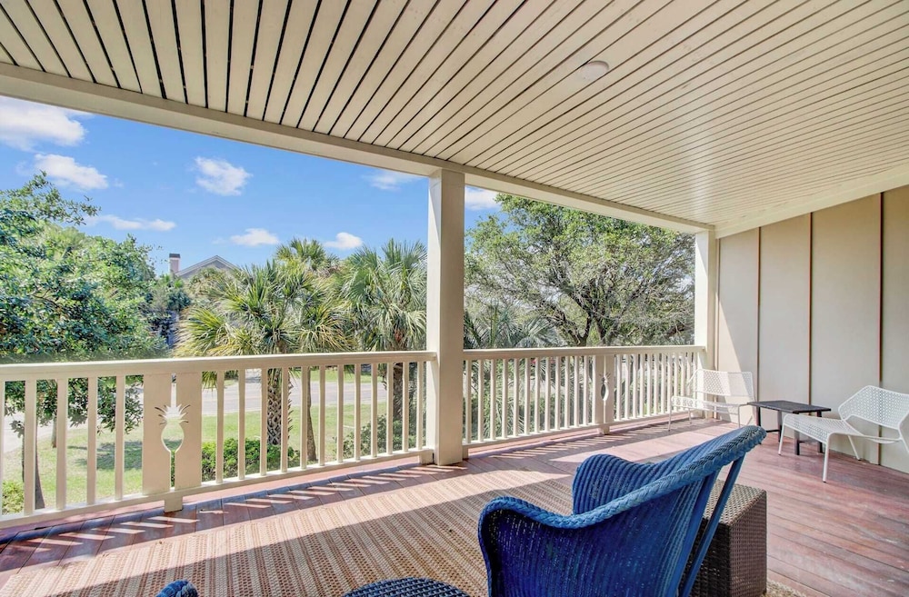 Private Pool, Putting Green & Steps to Isle of Palms Beach Paradise on Palm