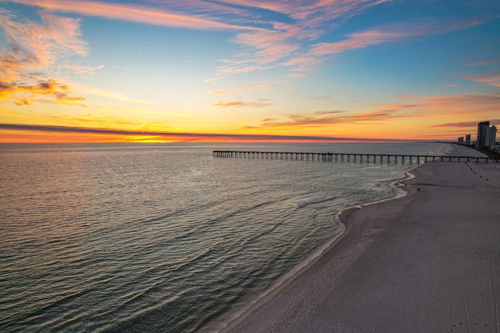 Fall Retreat Condo w Heated Pool Hot tub Pier Pk