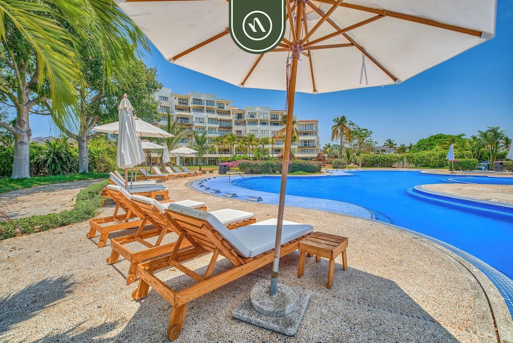 Oceanfront 3BR Condo With Beach Club - Pool
