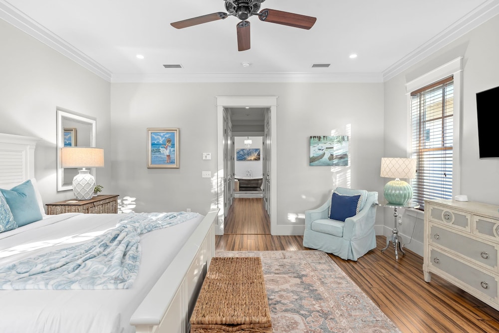 Seagrove Gardens Mins to the Beach Santa Rosa Retreat w Golf Cart A Design