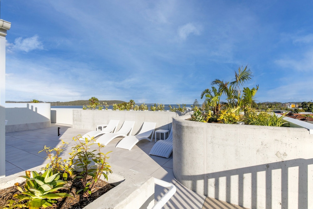 3-bed: Riverfront Alfresco Dining & Rooftop Pool