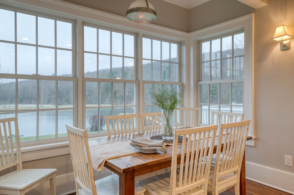 Sunny Pond by Avantstay Secluded Estate w a Private Pond Gym Movie Theater
