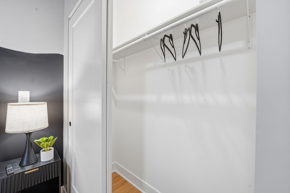 Chic 2BR Apartment in Edgewater Modern Comfort