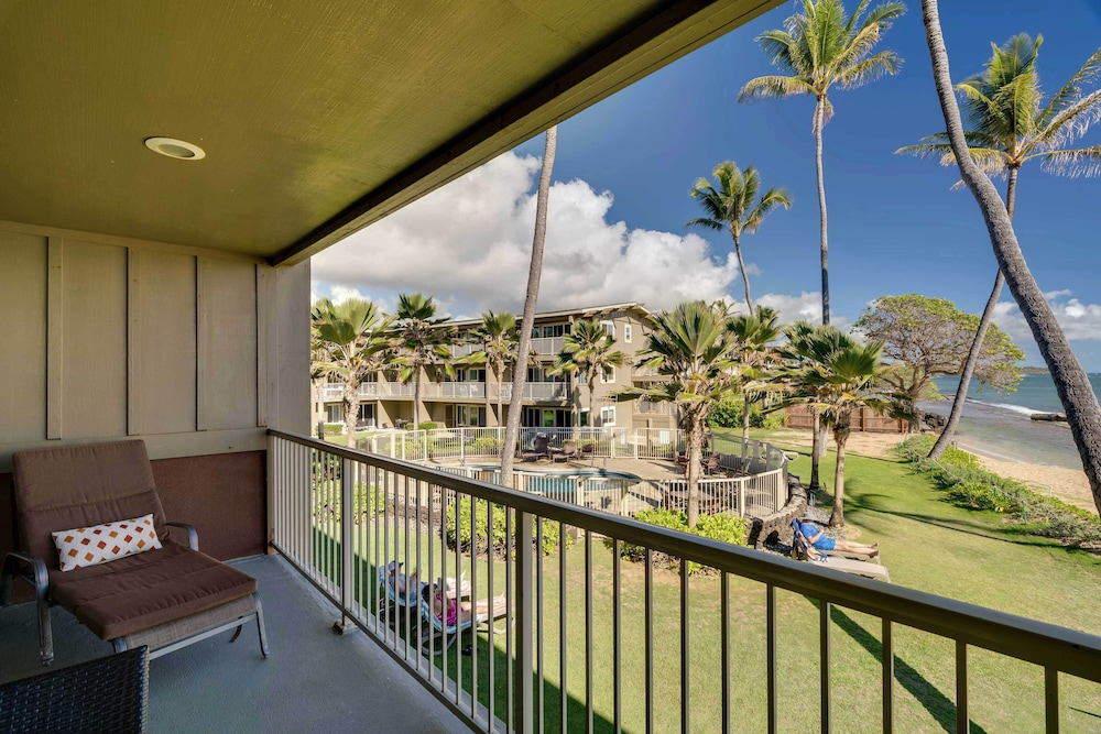 Waipouli Beachfront Condo w/ Balcony + Ocean Views view 2