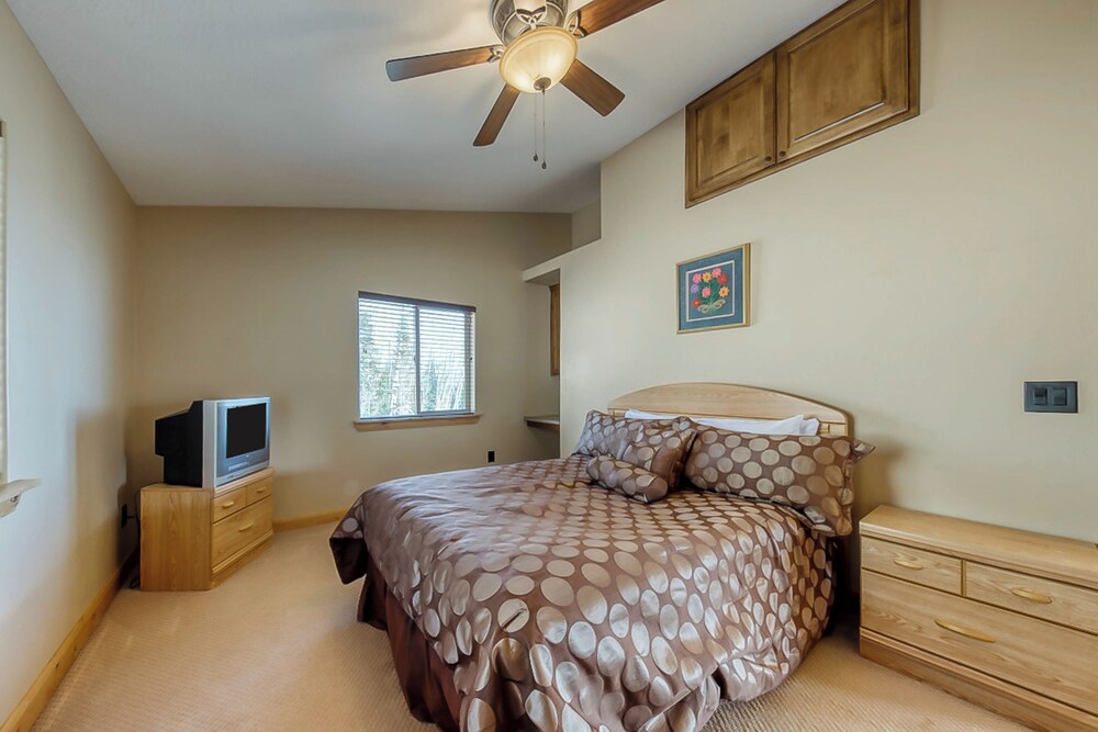 Cozy 4BR Mountain View Fireplace Deck